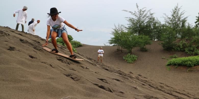 Aktivitas berselancar pasir di Gumuk | Foto: Anindiati (KOMPAS.COM/SRI ANINDIATI NURSASTRI