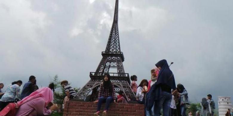 Miniatur Menara Eiffel di Small World Baturraden, Jalan Raya Ketenger, Desa Ketenger, Kecamatan Baturraden, Kabupaten Banyumas, Jawa Tengah.