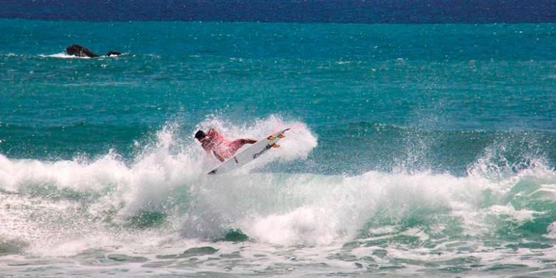 Seorang peselancar tengah beraksi dalam Singhasari International Surfing Exhibition yang berlangsung di Pantai Lenggoksono, Desa Purwodadi, Kecamatan Tirtoyudo, Kabupaten Malang, Jawa Timur, Senin (17/10/2016). Sejak dua tahun lalu, pantai ini mulai dikenal sebagai tempat selancar.