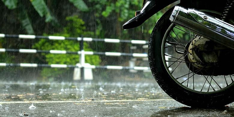 Ilustrasi sepeda motor saat musim hujan