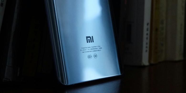 Logo Xiaomi terpampang gagah di bagian belakang Mi Note 2