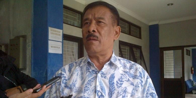 Manager Persib Bandung Umuh Muchtar saat ditemui wartawan di Mes Persib, Jalan Ahmad Yani, Rabu (26/10/2016). KOMPAS.com/DENDI RAMDHANI 
