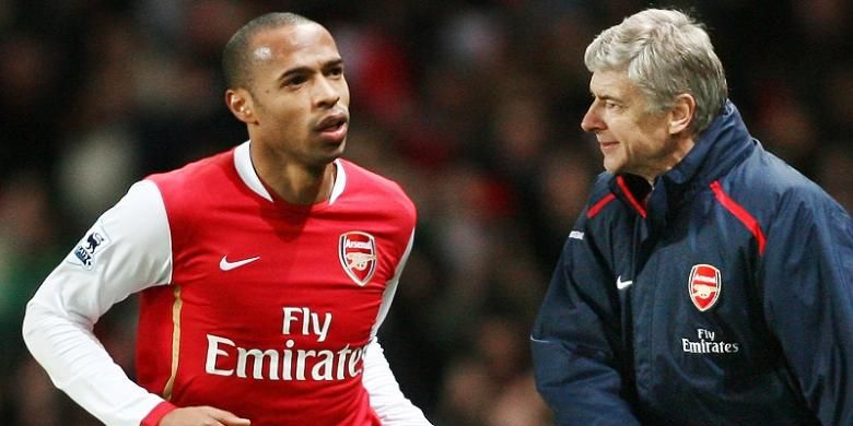 Thierry Henry (kiri) saat merayakan gol bersama Arsene Wenger pada laga antara Arsenal dan Manchester United di Stadion Emirates, 21 Januari 2007.