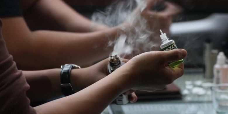Salah satu pengunjung sedang mencoba cairan (liquid e-juice) di The Colony Vape Bintaro, Tangerang Selatan, Kamis (25/8/2016). Tren rokok elektrik saat ini mulai menjadi gaya hidup baru dan menjadi alternatif bagi para perokok.