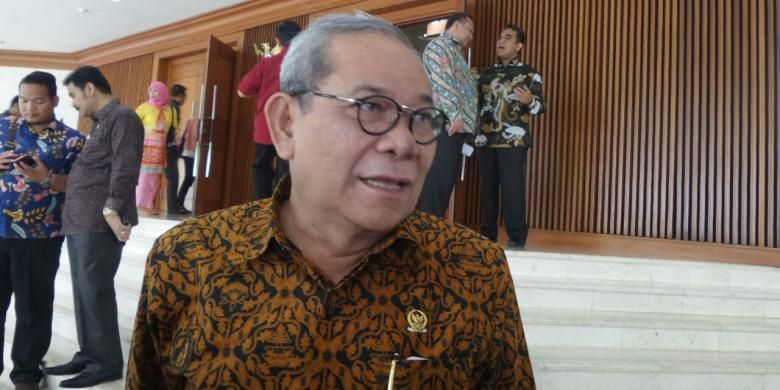 Ketua Komisi II DPR Rambe Kamarul Zaman di Kompleks Parlemen, Senayan, Jakarta, Jumat (28/10/2016)