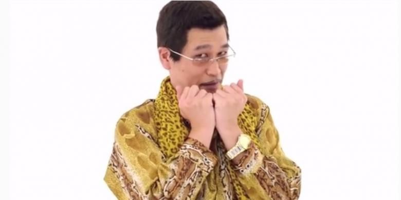 Komedian Kazuhito Kosaka alias Pikotaro merilis versi panjang lagu Pen-Pineapple-Apple-Pen.
