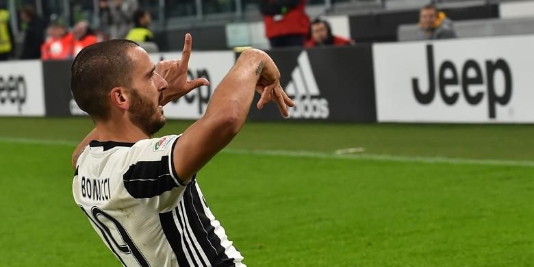 Pemain belakang Juventus, Leonardo Bonucci, merayakan gol ke gawang Napoli pada partai lanjutan Serie A di Juventus Stadium, Sabtu (29/10/2016).