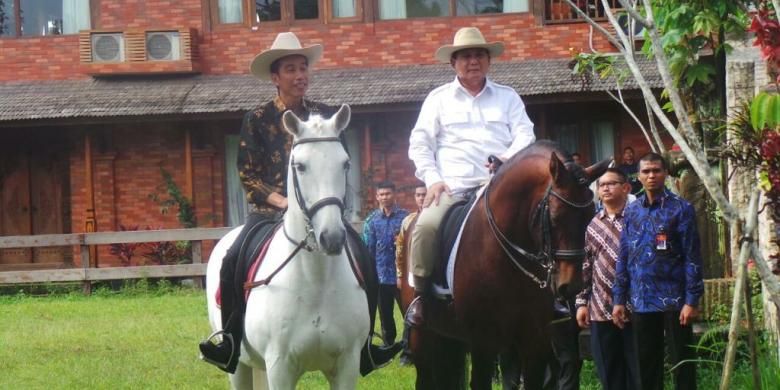 Presiden Joko Widodo dan Ketua Umum Partai Gerindra Prabowo Subianto menaiki kuda di kediaman Prabowo di Hambalang, Bogor, Jawa Barat, Senin (31/10/2016). 
