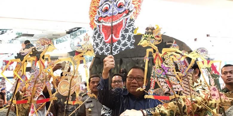 Dok Kemenkop -Menteri Koperasi UKM AAGN Puspayoga saat acara Festival Budaya dan Ekonomi Kreatif Universitas Airlangga (Unair) 2016 di Grand City, Surabaya, Selasa (1/11/2016).
