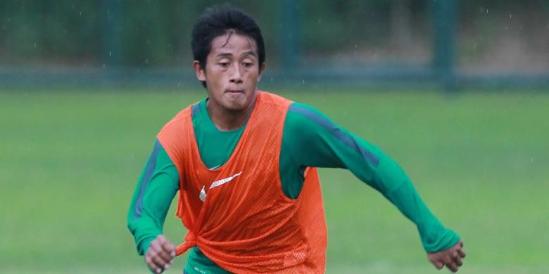 Bayu Gatra mengikuti sesi latihan tim nasional Indonesia di Lapangan Sekolah Pelita Harapan, Karawaci, Selasa (1/11/2016).