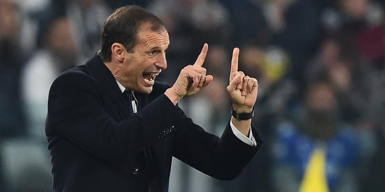 Pelatih Juventus, Massimiliano Allegri, menyampaikan instruksi kepada pemainnya, dalam laga Liga Champions kontra Olympique Lyon, di Stadion Juventus, Rabu (2/11/2016) waktu setempat.