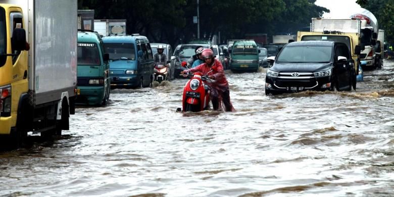 Mogok Karena Banjir - Kendaraan warga mogok akibat terkena banjir yang menggenangi kawasan persimpangan Jalan Rumah Sakit dan Jalan Soekarno Hatta, Gedebage, Kota Bandung, Jawa Barat, Rabu (2/11/2016). Banjir ini akibat luapan drainase di sekitar kawasan jalan utama di Kota Bandung tersebut setelah hujan lebat mengguyur Kawasan Bandung Utara.