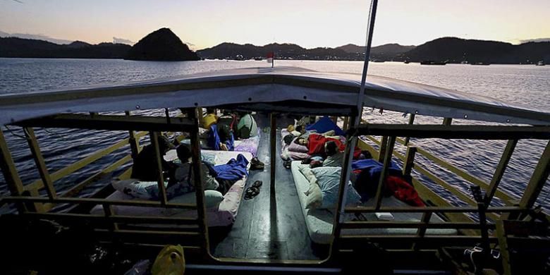 Wisatawan meninggalkan Labuan Bajo untuk berlayar menuju Taman Nasional Komodo di Manggarai Barat, Nusa Tenggara Timur, Kamis (11/8/2016). Kementerian Pariwisata menargetkan 12 juta wisatawan mancanegara datang ke Indonesia hingga akhir 2016.