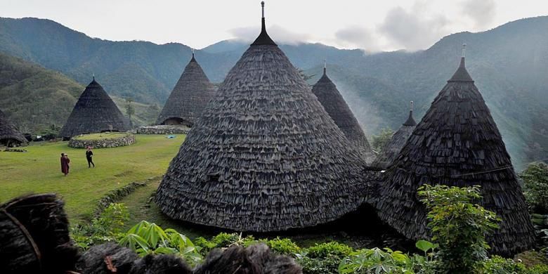 Kampung adat Wae Rebo di Desa Satarlenda, Kecamatan Satar Mese Barat, Manggarai, Nusa Tenggara Timur, Minggu (12/6/2016). Meski semakin dikenal sebagai salah satu destinasi wisata internasional, warga adat Wae Rebo masih mempertahankan tradisi dan kearifan leluhur mereka.