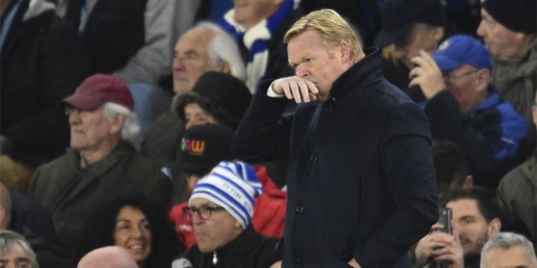 Reaksi Manajer Everton, Ronald Koeman, ketika menyaksikan timnya melawan Chelsea dalam pertandingan Premier League di Stamford Bridge, London, Sabtu (5/11/2016). Everton kalah 0-5.

