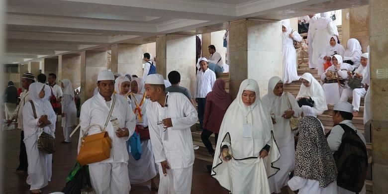 Jemaah dari berbagai daerah mengikuti acara Manasik Umroh First Travel 2017 dan Dzikir Akbar yang diselenggarakan oleh agen perjalanan umroh First Travel di Masjid Istiqlal Jakarta, Minggu (6/11/2016).