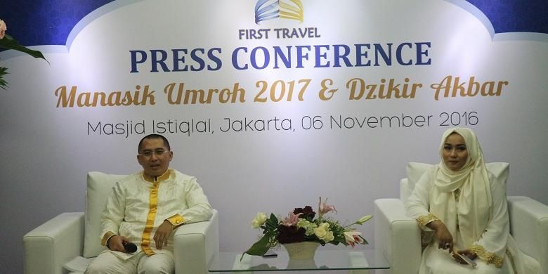 Presiden Direktur First Travel Andika Surachman (kiri) memberikan keterangan kepada wartawan terkait jemaah umroh yang diberangkatkan First Travel di Masjid Istiqlal Jakarta, Minggu (6/11/2016). First Travel sendiri memberangkatkan sekitar kurang lebih 50.000 jemaah umroh.