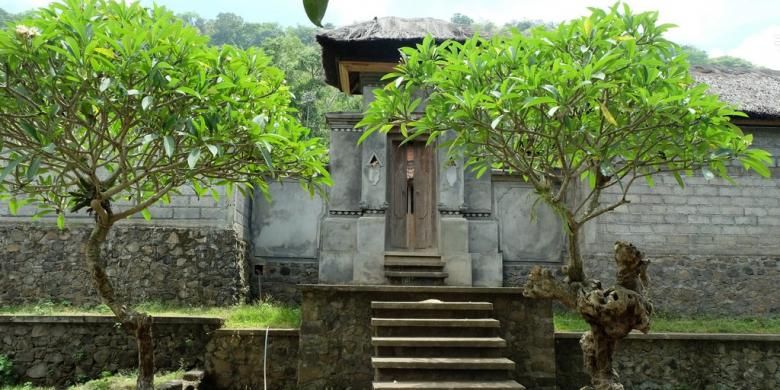 Salah satu pintu masuk rumah masyarakat di Desa Tenganan, Bali, yang masih tradisional.