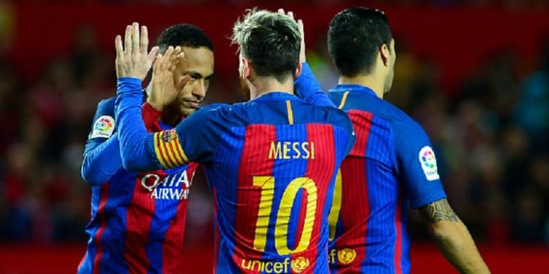 Trio MSN, Lionel Messi, Luis Suarez, dan Neymar, merayakan gol Barcelona ke gawang Sevilla pada pertandingan La Liga di Stadion Ramon Sanchez Pizjuan, Minggu (6/11/2016). 