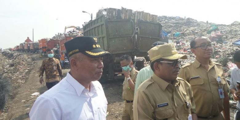 Wali Kota Bekasi Rahmat Effendi dan Pelaksana tugas Gubernur DKI Jakarta Sumarsono di TPST Bantargebang, Bekasi, Selasa (8/11/2016). 