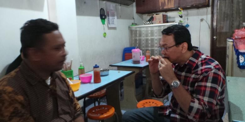 Calon gubernur DKI Jakarta Basuki Tjahaja Purnama sempat memborong dan makan kue karamel saat kampanye di Kebon Jahe, Jakarta Pusat, Selasa (8/11/2016).