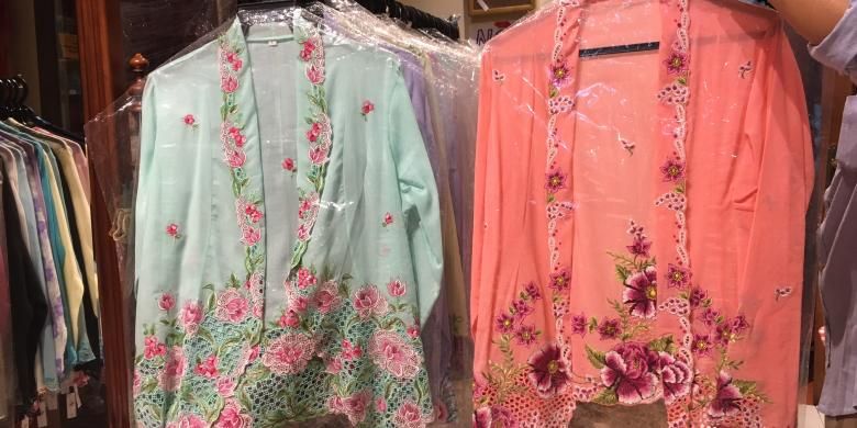 Koleksi kebaya dari salah satu toko yang menjual beragam khas peranakan Katong, Rumah Bebe, Singapura, Rabu (9/11/2016).