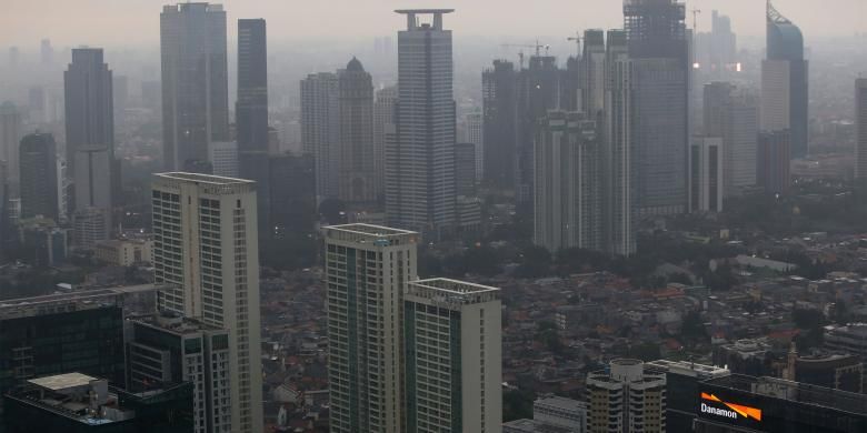 Suasana pembangunan gedung bertingkat tingkat tinggi atau high rise di Jakarta, Kamis, (10/11/2016). Pembangunan ini meliputi perkantoran, apartemen, dan hotel.