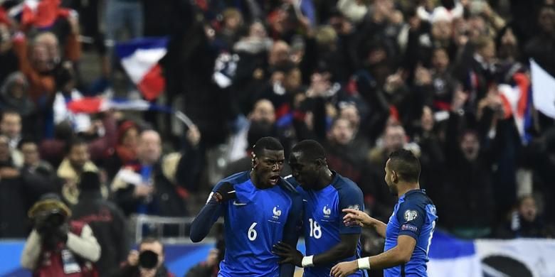 Gelandang Perancis, Paul Pogba (kiri), merayakan golnya seusai membobol gawang Swedia dalam pertandingan lanjutan penyisihan Grup A Kualifikasi Piala Dunia 2018 di Stade de France, Jumat (11/11/2016) atau Sabtu dini hari WIB. 