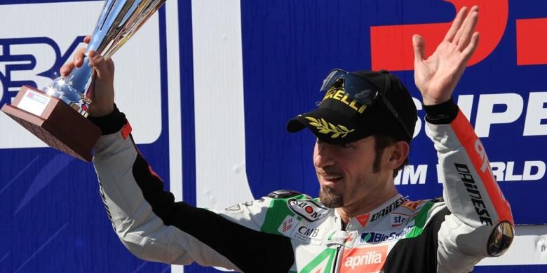Pebalap tim Aprilia asal Italia, Max Biaggi, merayakan kemenangannya pada balapan Kejuaraan Dunia Superbike di Sirkuit Brno, Ceko, Minggu (10/7/2011).