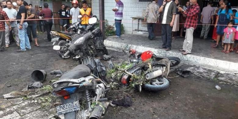Sejumlah kendaraan sepeda motor mengalami kerusakan akibat ledakan bom molotov di halaman Gereja Oikumene, Sengkotek, Loa Janan Ilir, Samarinda Seberang, Samarinda, Kalimantan Timur, Minggu (13/11/2016). 