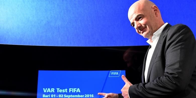 Presiden FIFA, Gianni Infantino, menjalani konferensi pers tentang Video Assistant Referees (VAR), atau Teknologi video tayangan ulang, di Stadion San Nicola, Bari, 2 September 2016.