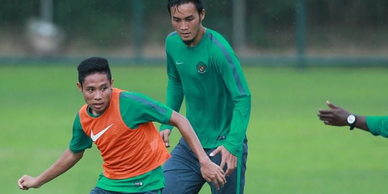 Evan Dimas (rompi oranye) menggiring bola pada sesi latihan tim nasional Indonesia di Lapangan Sekolah Pelita Harapan, 1 November 2016.
