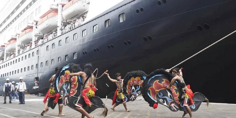 Kelompok kesenian Gembong Kyai Bulak menyambut kedatangan kapal pesiar MS Volendam berbendera Belanda di Pelabuhan Tanjung Perak, Surabaya, Senin (14/11/2016). Selain mendapat suguhan pentas kesenian, penumpang juga mengunjungi sejumlah tempat wisata di Surabaya