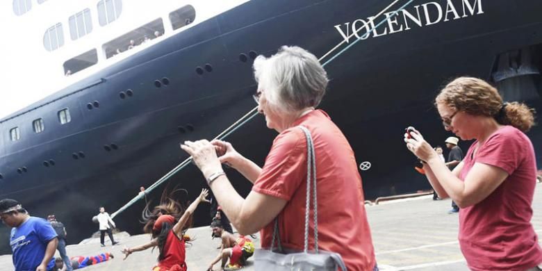 Wisatawan memotret kelompok kesenian Gembong Kyai Bulak yang menyambut kedatangan Kapal Pesiar MS Volendam berbendera Belanda di Pelabuhan Tanjung Perak Surabaya, Jawa Timur, Senin (14/11/2016). Selain mendapat suguhan pentas kesenian, 1.400 penumpang akan mengunjungi sejumlah obyek wisata di Surabaya.