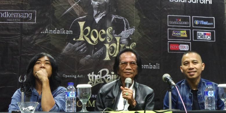Artis musik Yon Koeswoyo (tengah) dan vokalis The Rain Indra Prasta (kanan) menggelar jumpa pers konser Andaikan Koes Plus Datang Kembali di Hotel Grand Kemang, Jakarta Selatan, Rabu (16/11/2016).