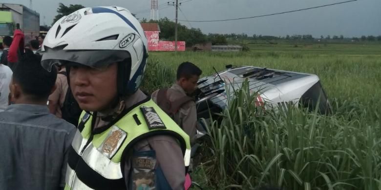 Keterangan Foto : Aparat Satlantas Polres Ngawi sementara melakukan olah tempat kejadian perkara tergulingnya Bus Sumber Slamet di jalan Raya Ngawi-Solo KM 35, Desa Mantingan, Kecamatan Ngawi, Kabupaten Ngawi, Jawa Timur, Rabu (16/11/2016) sore. 