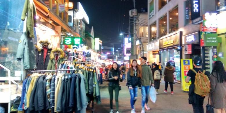 Jalan Hongdae di Seoul, Korea Selatan.
