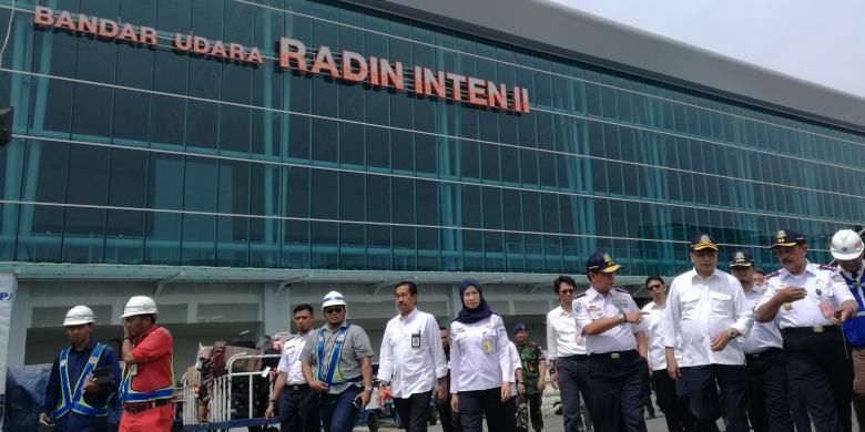 Menteri Perhubungan Budi Karya Sumadi saat tiba di Bandara Raden Inten, Lampung, Minggu (20/11/2016)