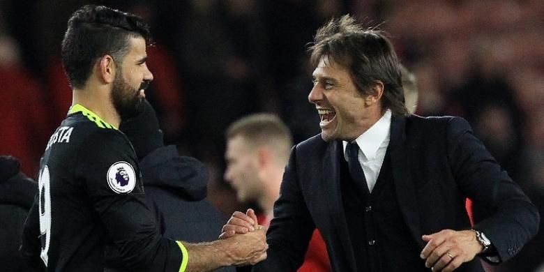 Manajer Chelsea, Antonio Conte (kanan), bersalaman dengan pemainnya, Diego Costa, seusai menang 1-0 atas Middlesbrough dalam laga Premier League, di Stadion Riverside, Minggu (20/11/2016).