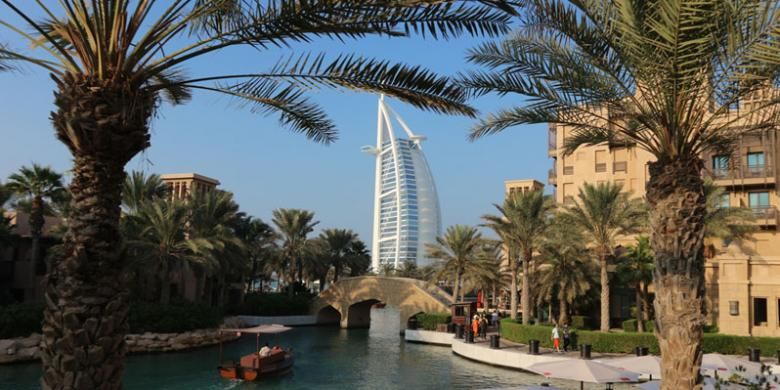 Burj Al Arab adalah sebuah hotel mewah di Dubai, Uni Emirat Arab. 