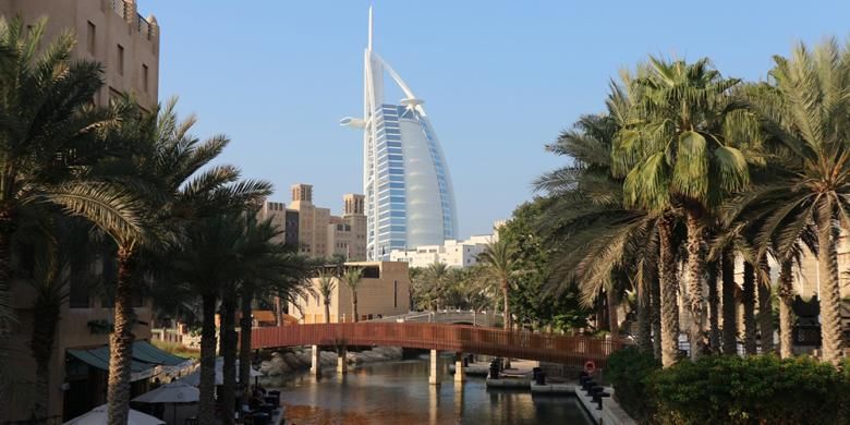 Burj Al Arab tampak dari Madinat Jumeirah the Arabian Resort. 