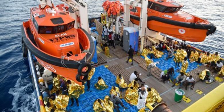 Para imigran dan pengungsi diselamatkan oleh kapal Topaz Responder yang dipakai LSM asal Malta dan Palang Merah Italia, dalam operasi penyelamatan di Laut Tengah, 2 November lalu.  