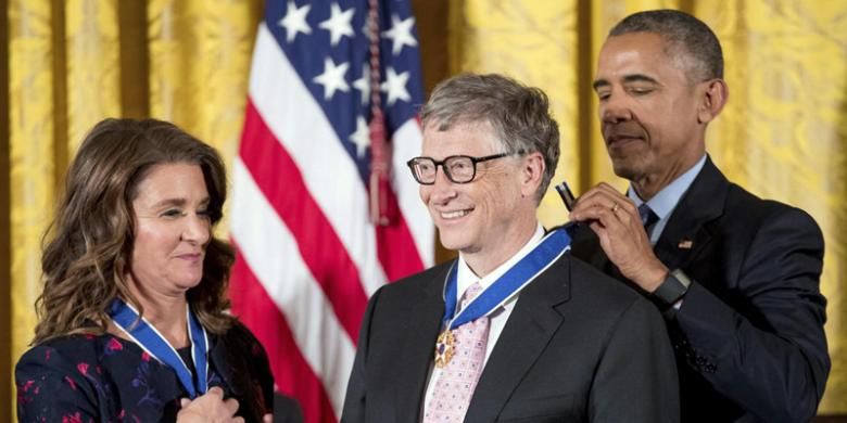 Pendiri Microsoft, Bill Gates beserta istrinya, Melinda, saat menerima penghargaan Medal of Freedom dari Presiden AS, Barack Obama, Selasa (22/11/2016).