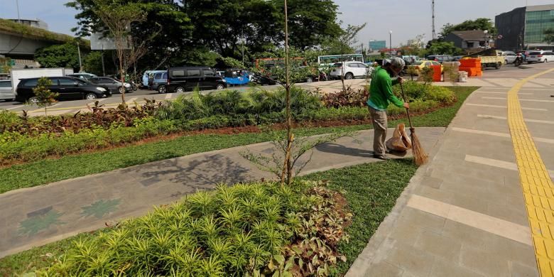 Petugas kebersihan membersihkan taman di trotoar Jalan Jatibaru Raya, Tanah Abang, Jakarta Pusat, Rabu (23/11/2016). Lahan tersebut merupakan taman yang menjadi bagian dari proyek pelebaran trotoar di kawasan Tanah Abang, tepatnya di Jalan Jatibaru Raya.