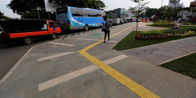 Warga berjalan di trotoar Jalan Jatibaru Raya, Tanah Abang, Jakarta Pusat, Rabu (23/11/2016). Lahan tersebut merupakan taman yang menjadi bagian dari proyek pelebaran trotoar di kawasan Tanah Abang, tepatnya di Jalan Jatibaru Raya.