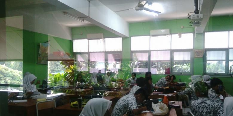 Murid Sekolah Menengah Atas Negeri (SMAN) 48 di Pinang Ranti, Jakarta Timur sudah belajar normal setelah listrik di sekolah itu sempat diputus PLN karena menunggak. Kamis (24/11/2016).