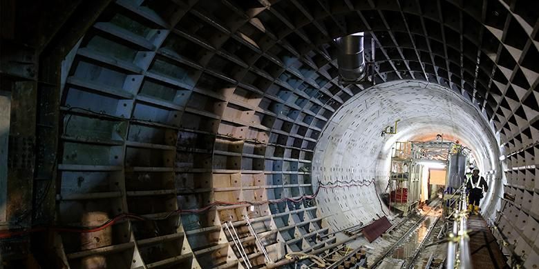 Aktivitas pekerja menyelesaikan pengerjaan proyek pengeboran terowongan untuk angkutan massal cepat (Mass Rapid Transit/MRT) di Stasiun Dukuh Atas, Jakarta Pusat, Kamis (24/11/2016). Pengerjaan proyek MRT fase pertama ini diperkirakan rampung pada tahun 2018.