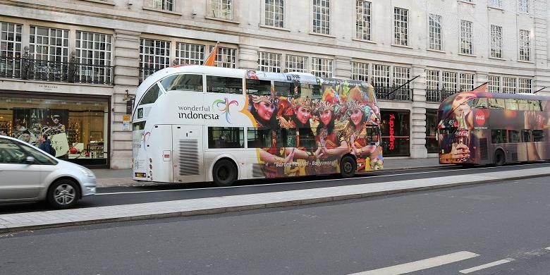 Bus dengan stiker Wonderful Indonesia tampak di jalanan London pada Rabu (16/11/2016). 