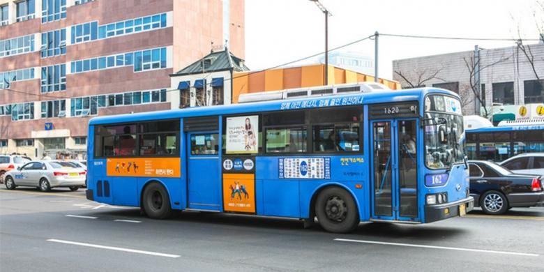 Bus biru dengan jarak panjang mengelilingi kota Seoul. 