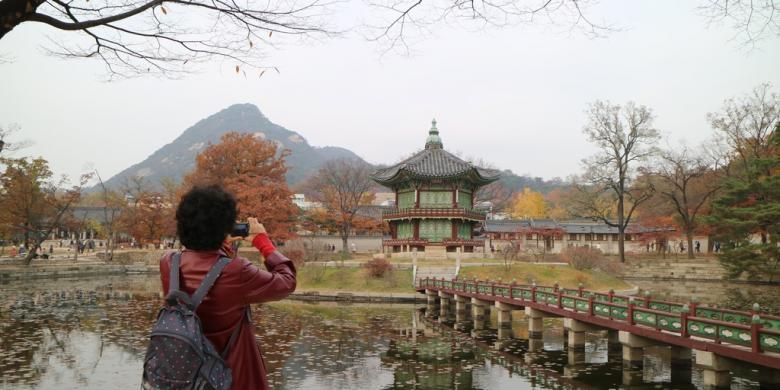 Wisatawan sedang mengabadikan foto di Istana Gyeokbokgung, Seoul, Korea Selatan.